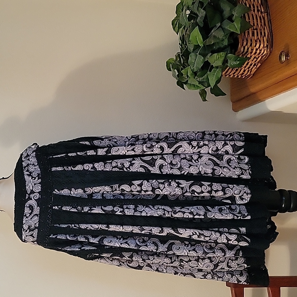 Dimri skirt with lacy accents. Size M.